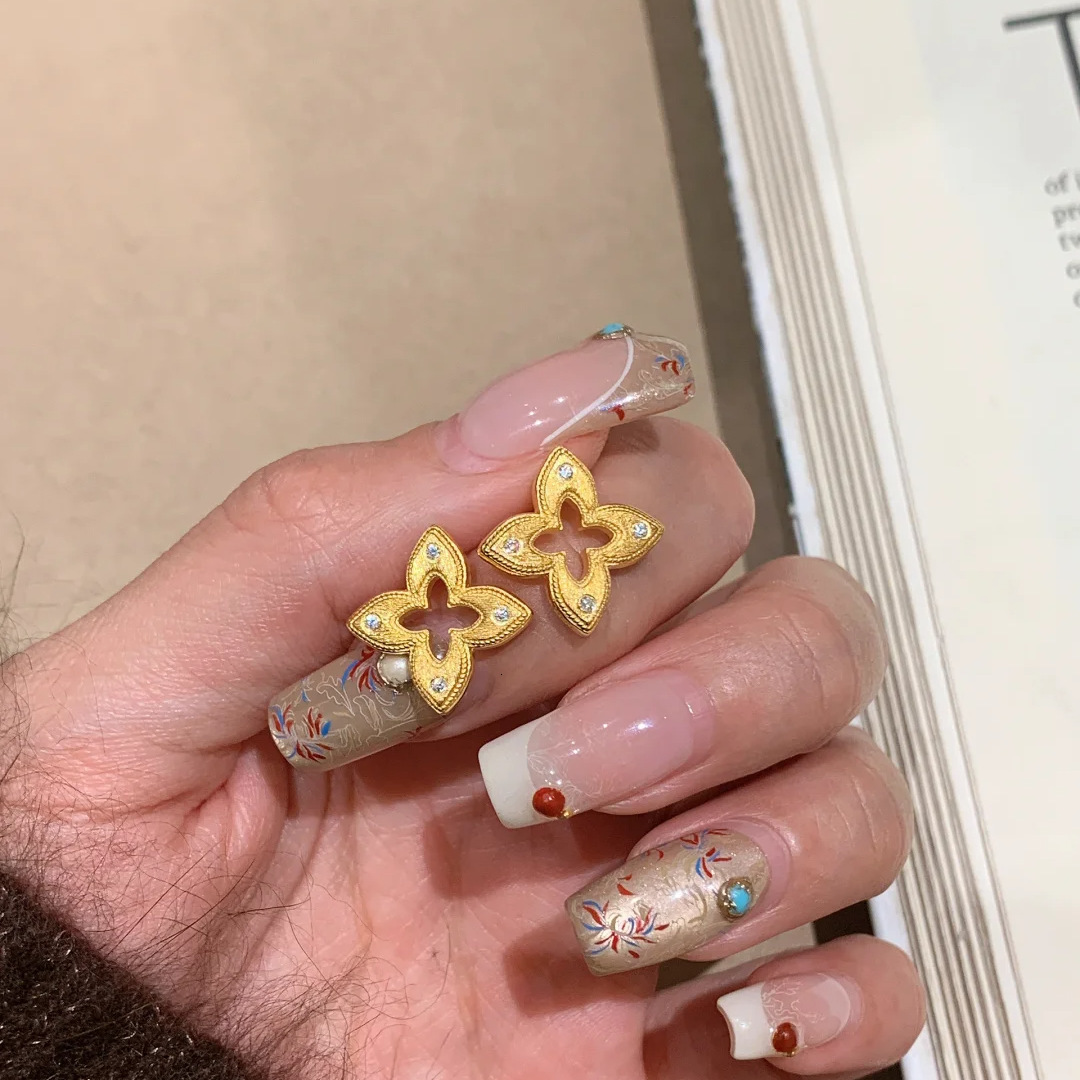 Luxury Brand Designer Jewelry Vintage Style Antique Gold Brushed Hollow Four-Leaf Clover Earrings Retro High-End Light Luxury Diamond-Studded Flower E