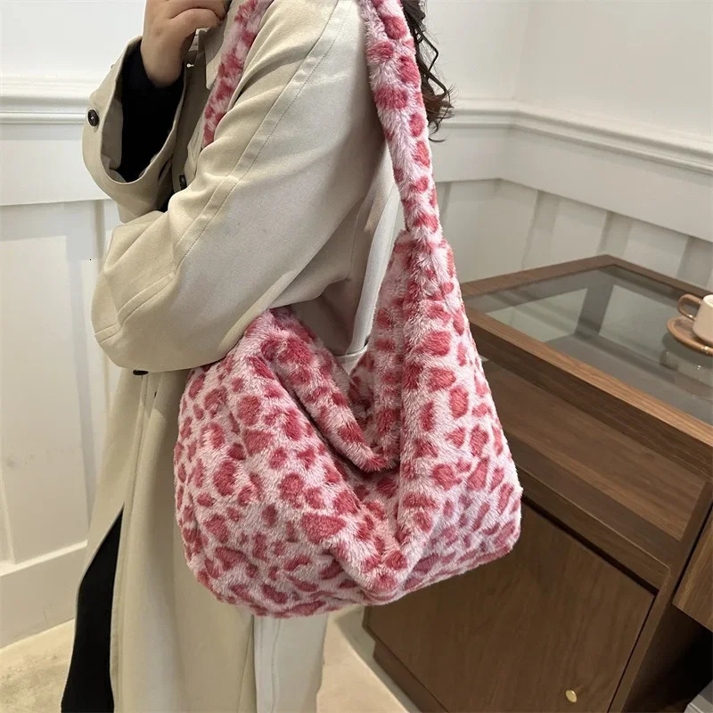 Fashion Women Retro Leopard Print Bag Soft Plush Shoulder Bags Female Large Capacity Travel Bag Winter Warm Fluffy Totes 251231
