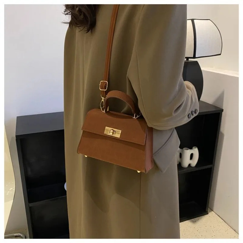 High-quality Handbag Bag Female 2026 Fashion Joker One-shoulder Crossbody Bag Retro Western Style Small Bag Handbags Bags 251231