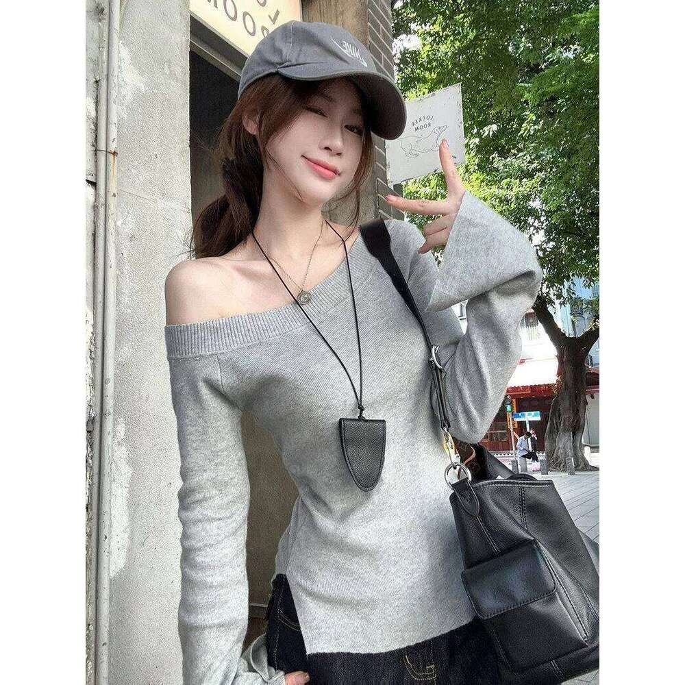 2025 autumn new slanted shoulder slim fit long sleeved T-shirt sexy pure desire style niche spicy girl top ins