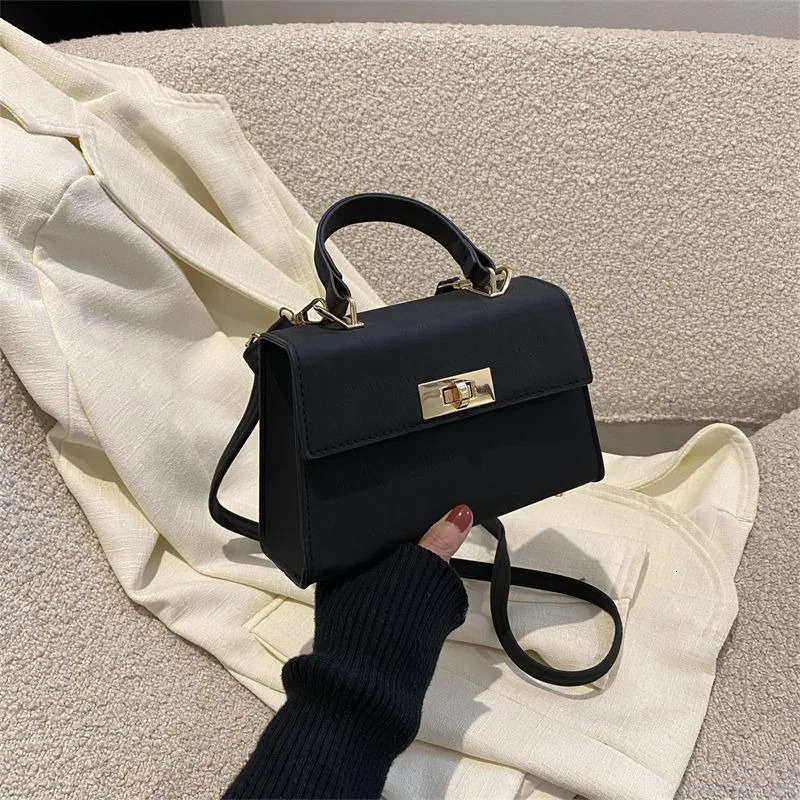 High-quality Handbag Bag Female 2026 Fashion Joker One-shoulder Crossbody Bag Retro Western Style Small Bag Handbags Bags 251231