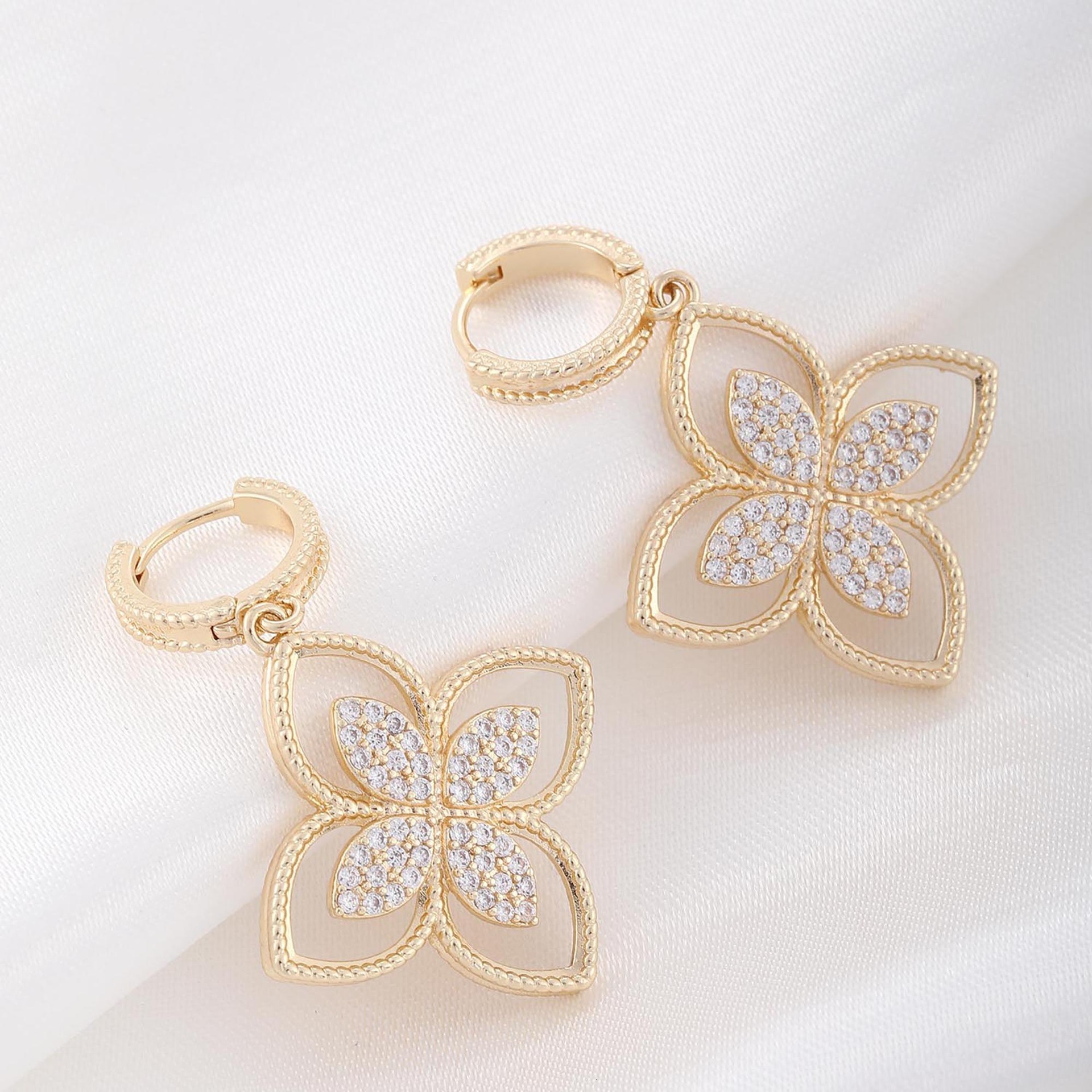 Luxury Brand Designer Jewelry Full Diamond Rhombus Hollow Four-Leaf Flower Earrings European And American Light Luxury Niche Fashion High-End Simple V