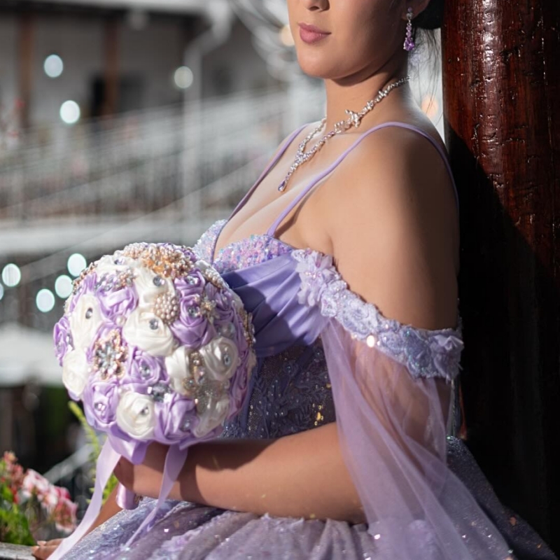 Lavender Shiny Quinceanera Dresses Off Shoulder Ball Gown Sweet 16 Dress Applique Lace Beading Crystal Bow Tull Birthday Party Vestidos 15 De Anos