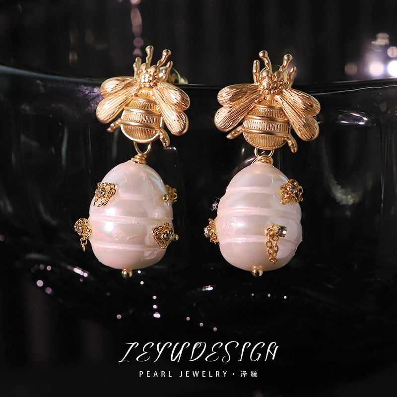 Luxury Brand Designer Jewelry Original Design S Home Pearl Bee Earrings Elegant Gentle Earrings Fresh Sweet Handmade High-End Feel Ear Jewelry