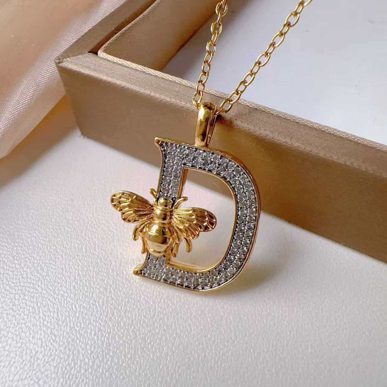 Luxury Brand Designer Jewelry Hot-Selling 26 Alphabet Necklace Accessories Fashion Versatile Bee New DIY Zircon Inlaid Copper Pendant Necklace