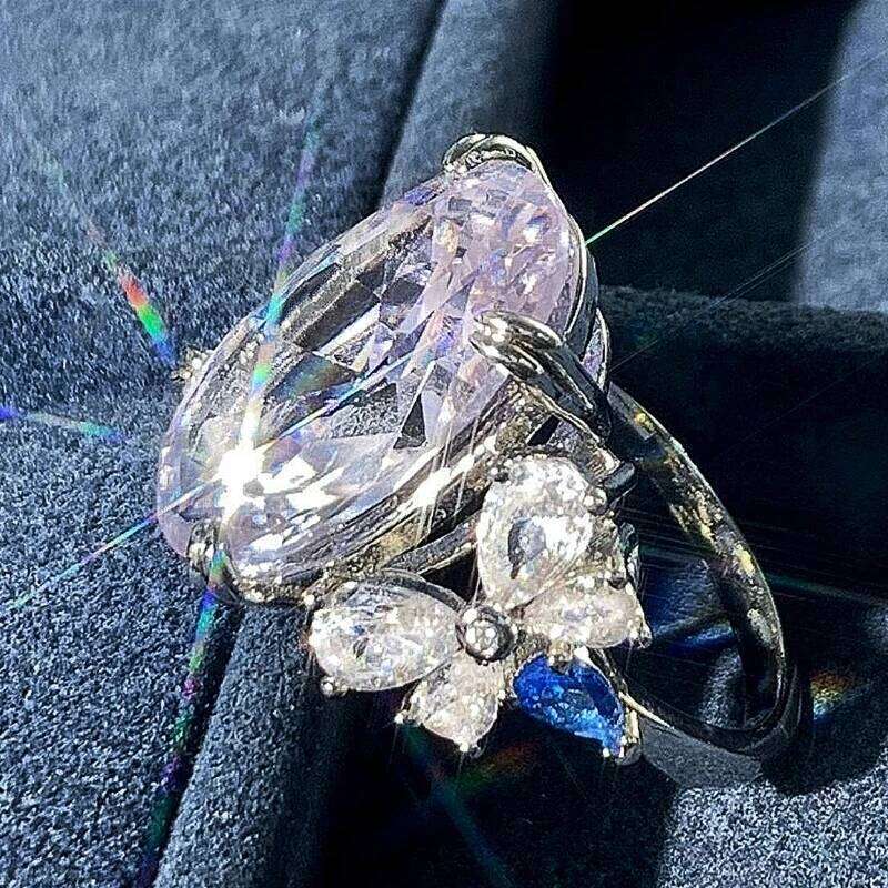 Huitan Big Oval Zirconia Ring Women Luxury Wedding Band Delicate Butterfly Design Finger Jewelry Gorgeous Accessories for Party