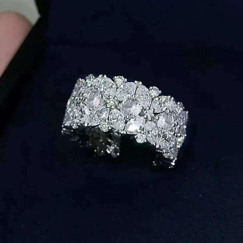 Huitan Delicate Bright Finger Rings Female Attractive Sparkling Cubic Zirconia Accessories Graceful Temperament Wedding Jewelry