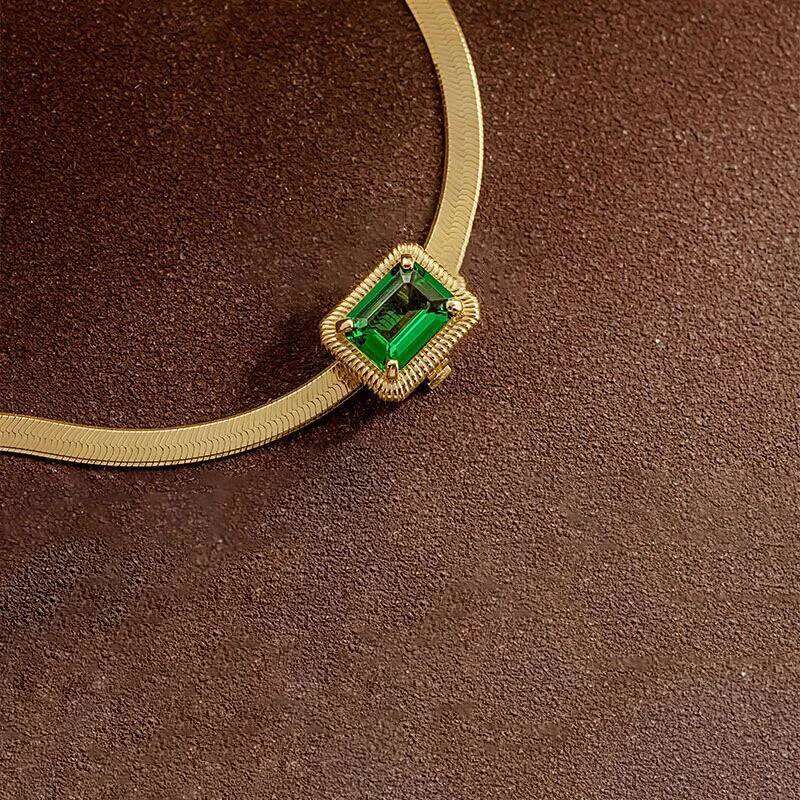 Vintage green gemstone square pendant new in design buckle necklace exquisite emerald luster snake bone chain collarbone jewelry