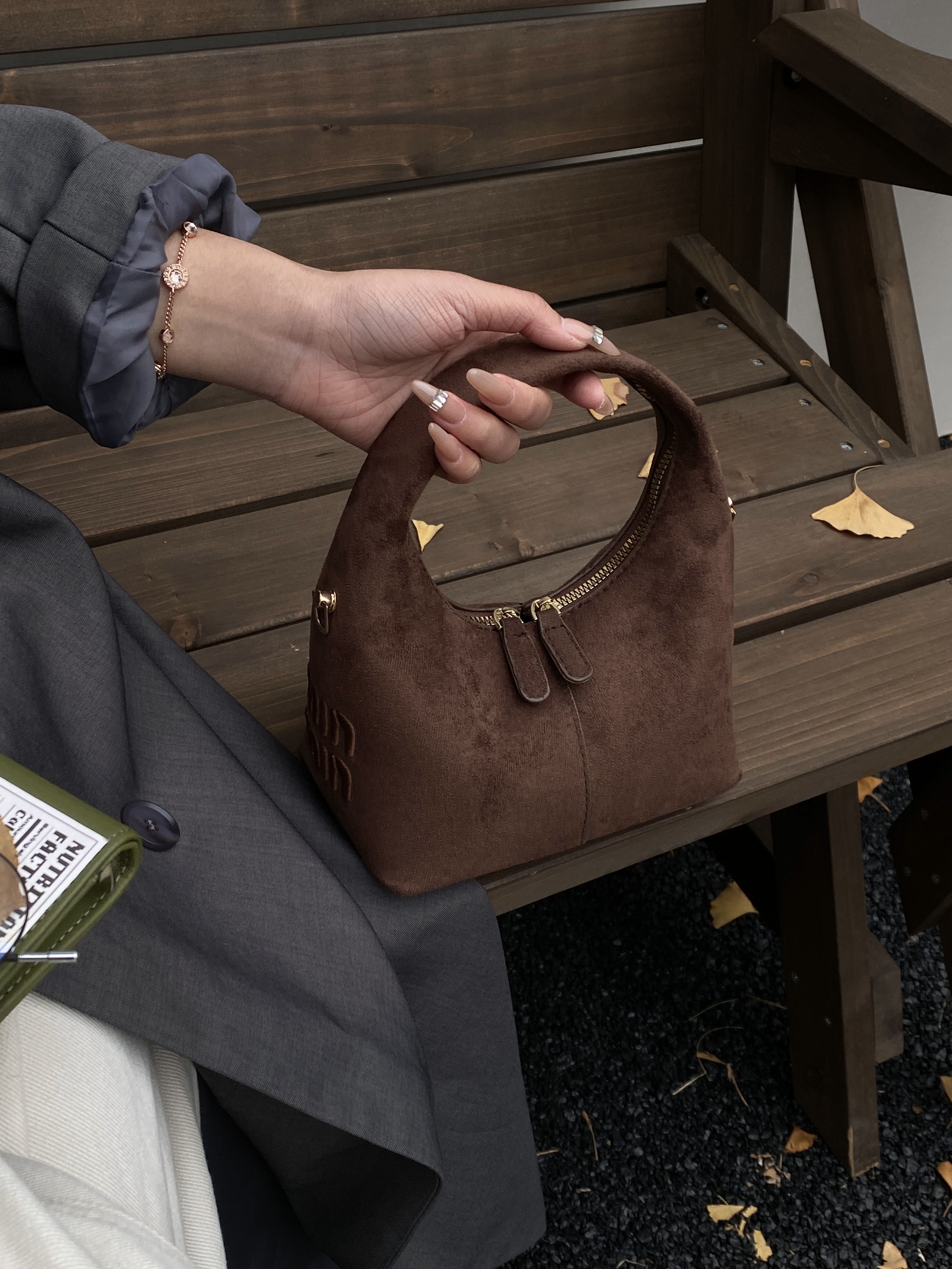 Stylish Ladys Shoulderpurse Featuring Robust Construction