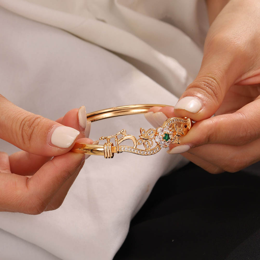 Luxury Brand Designer Jewelry Bracelet Hollow Butterfly Design Fashion Inlaid Jewelry European And American Retro Bracelet High-End Versatile Jewelry 