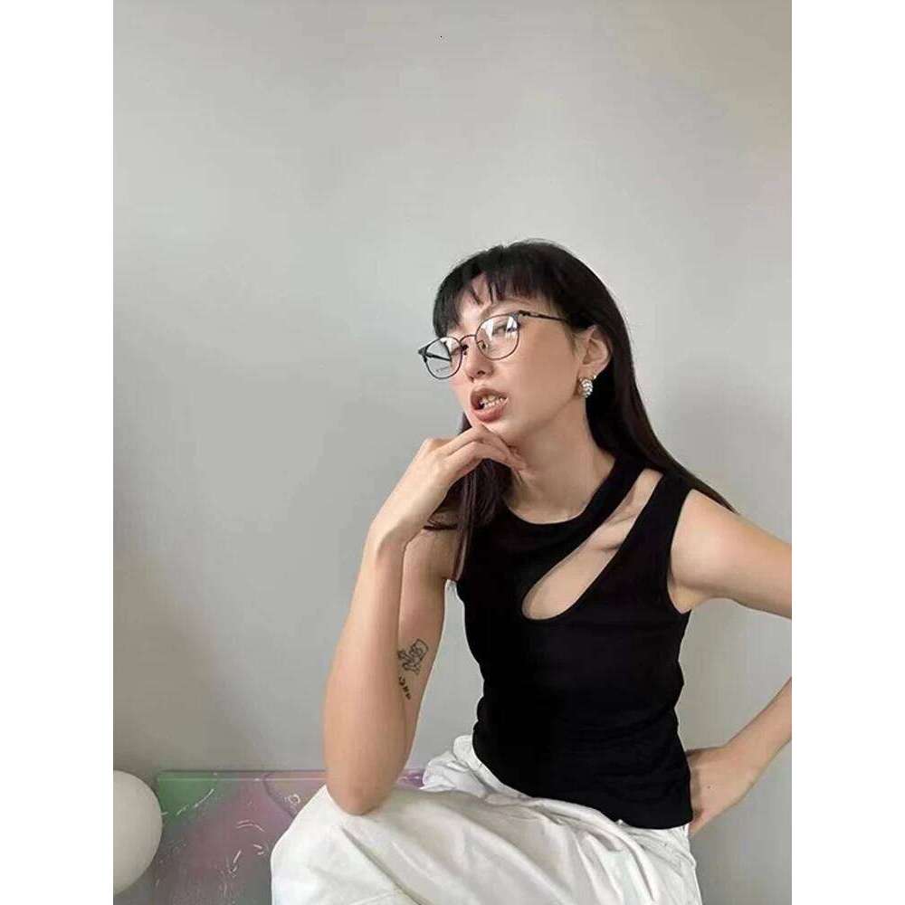 Ribbed crop top with slim fit feeling, sexy sleeveless round neck and hollow out vest