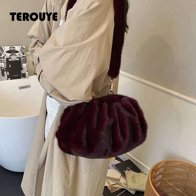 New Comfortable Versatile Texture Top Clutch Women Winter Fluffy Cloud Crossbody Retro Furry Commuting Storage Bag TEROUYE