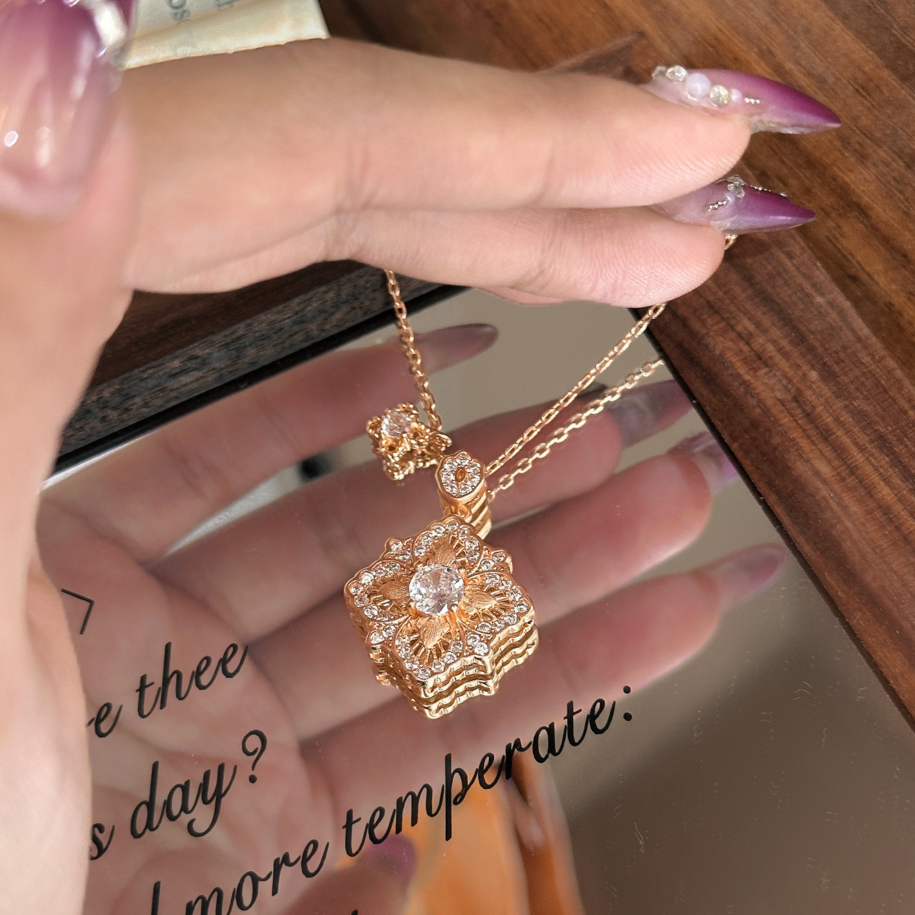 Luxury Brand Designer Jewelry French Retro Italian Brushed Hollow Double-Sided Diamond-Encrusted Four-Leaf Clover Necklace Palace Style Versatile Coll