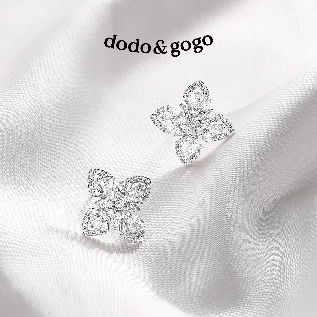 Luxury Brand Designer Jewelry Hollow Flower Four-Leaf Clover Earrings For Women 2025 New Hot-Selling Light Luxury High-End Earrings Flower Ear Jewelry