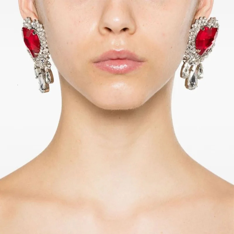 Fashion Red Heart Ear Clip Earrings Drop Pendant for Women 2025 Trend Rhinestone Dangle Earrings Elegant No Piercing Jewelry 251230