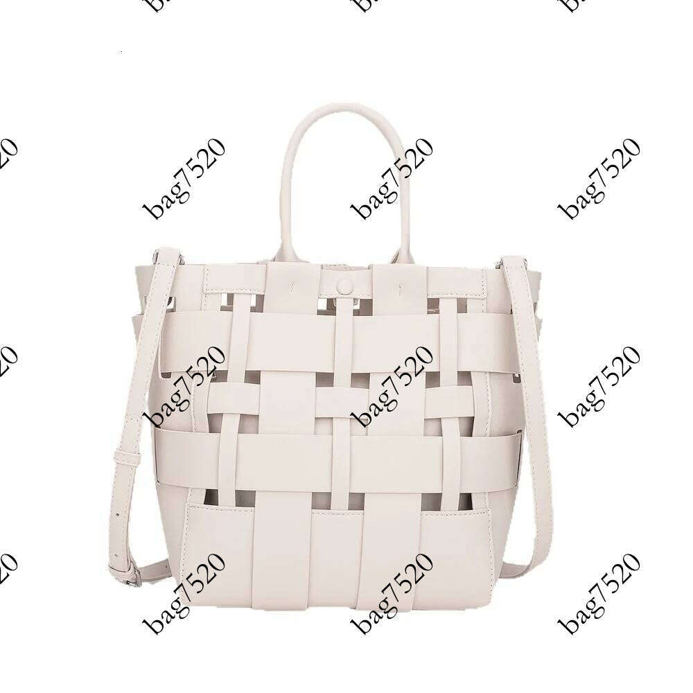 Slant shoulder water bucket design bag with hollowed out hand-held design, fashionable small tote, large capacity woven trend Pingshuo