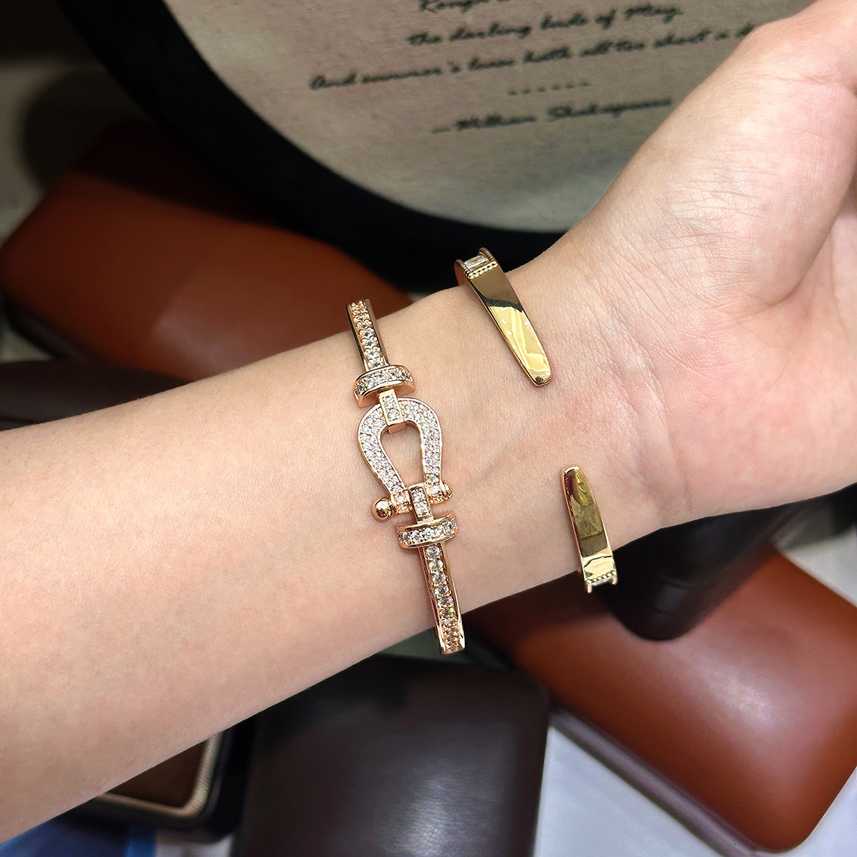 Luxury Brand Designer Jewelry Fashion New Micro Inlaid Zircon Hollow Horseshoe Buckle Bracelet For Women Fresh Fashion Versatile Light Luxury Open Bra