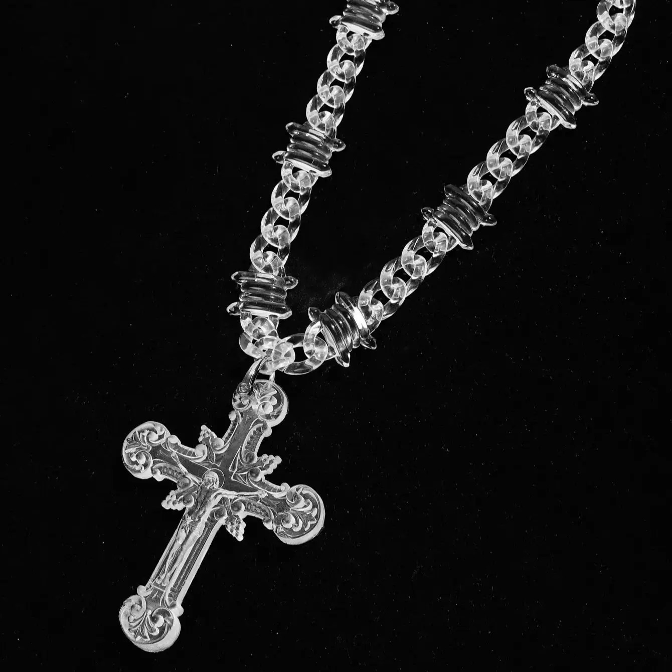 Trendy Acrylic Transparent Big Jesus Christ Cross Pendant Necklace for Men Hiphop Brambles Wire Necklaces Fashion Male Jewelry 251230
