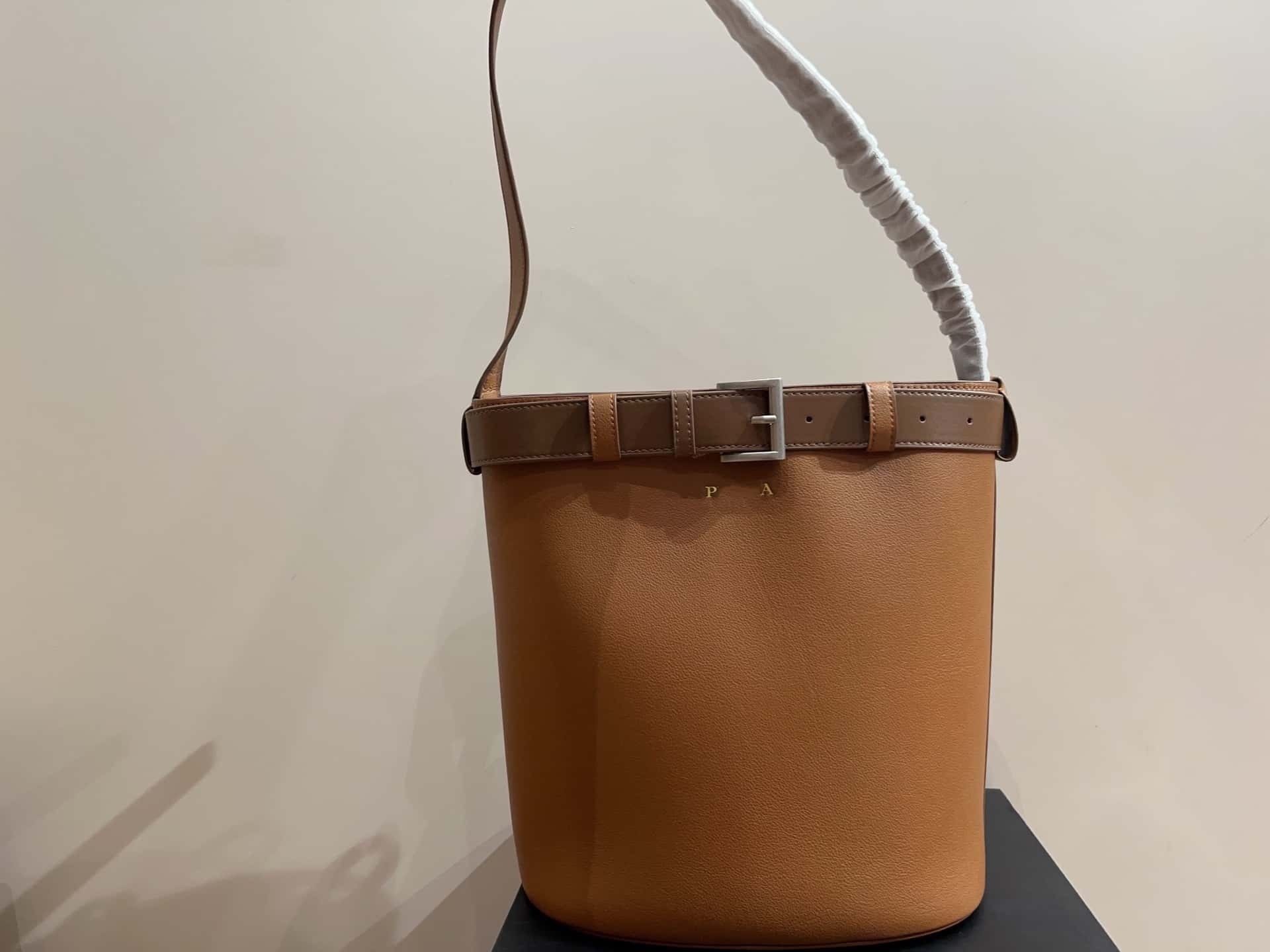 The designer brown bucket bag is extremely classic, fashionable, versatile and durable. It is a great choice for daily outings.