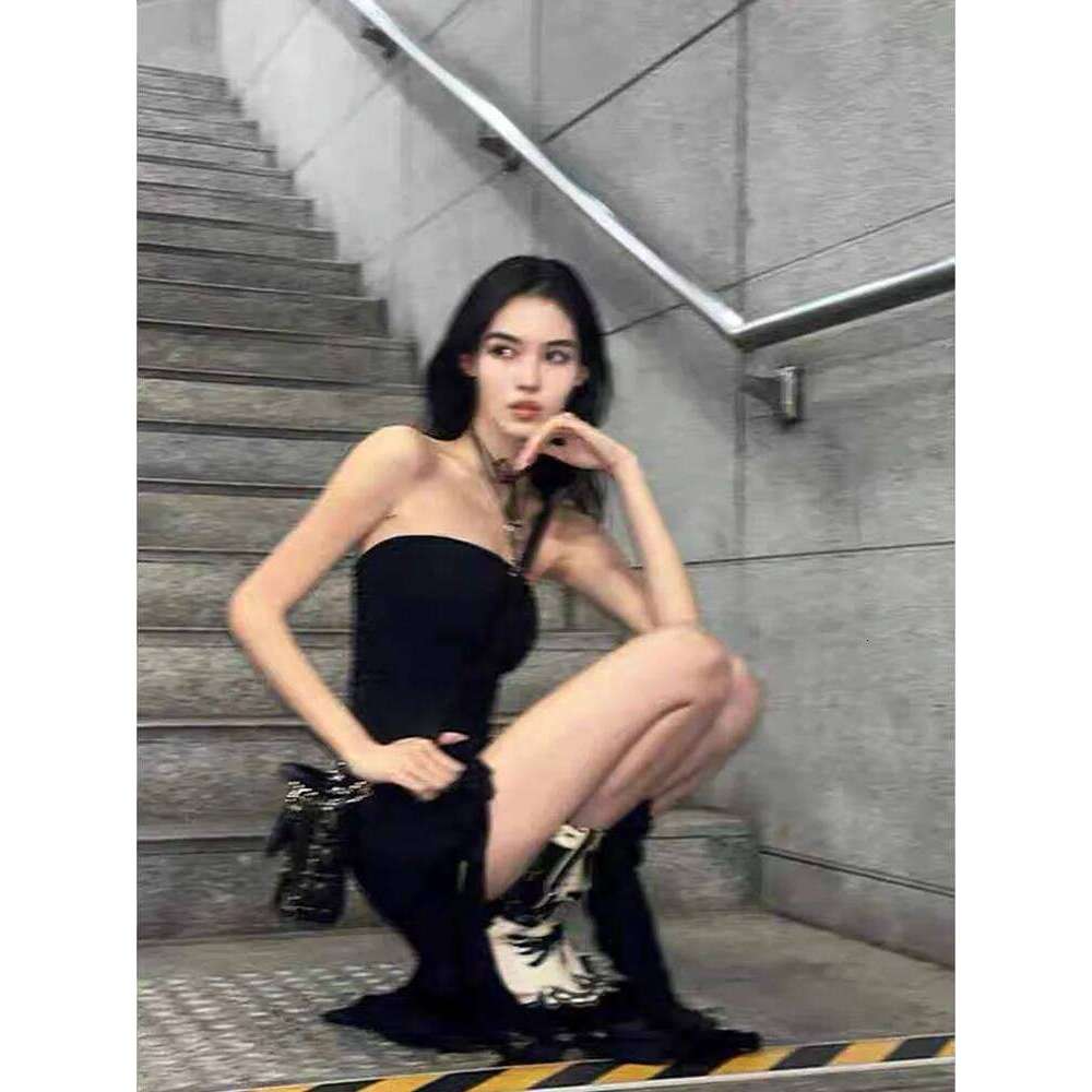 Design sense retro niche black strapless dress for women, pleated slimming and slimming, irregular mid length skirt