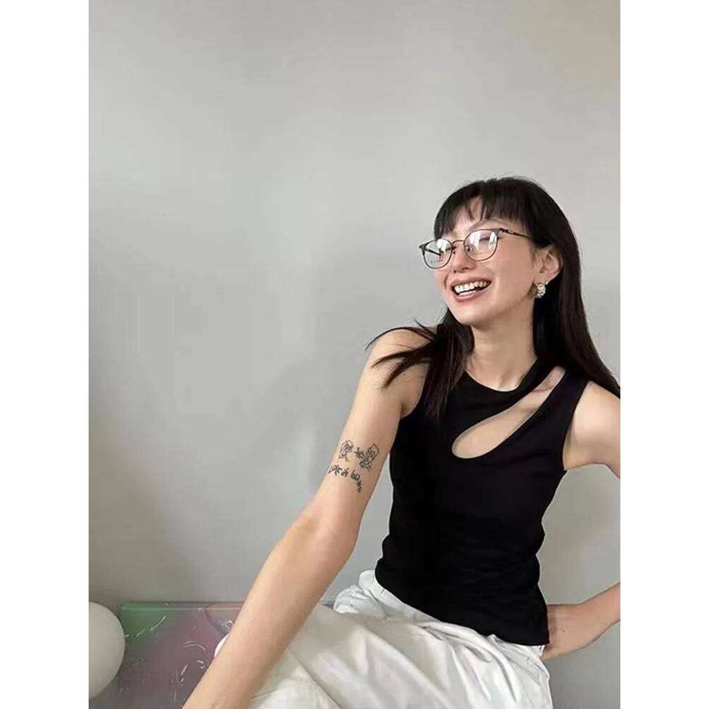 Ribbed crop top with slim fit feeling, sexy sleeveless round neck and hollow out vest