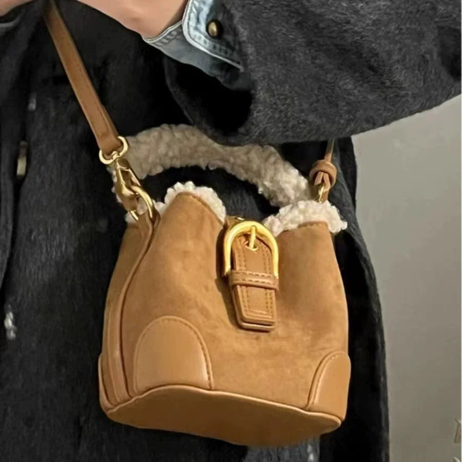 Winter Vintage Womens Bags Bucket Shoulder Handbag Autumn Versatile Lamb Wool Handbag Elegant Fashion Crossbody Bag Wholesale 251231