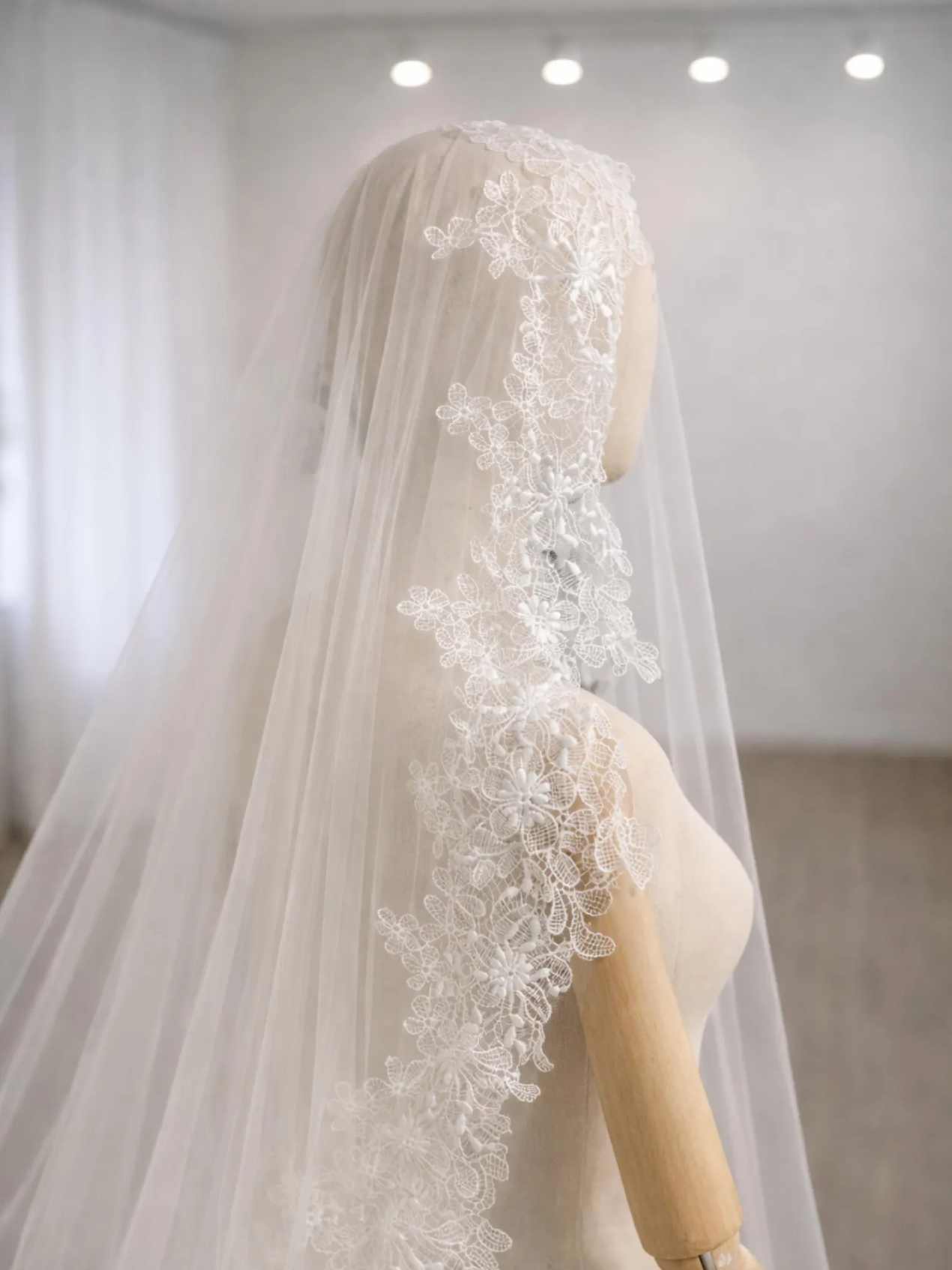 Elegant Bridal Veils 3M Cathedral Long With Comb One Layer Lace Appliques Edge Wedding Accessories velos de novia Customized