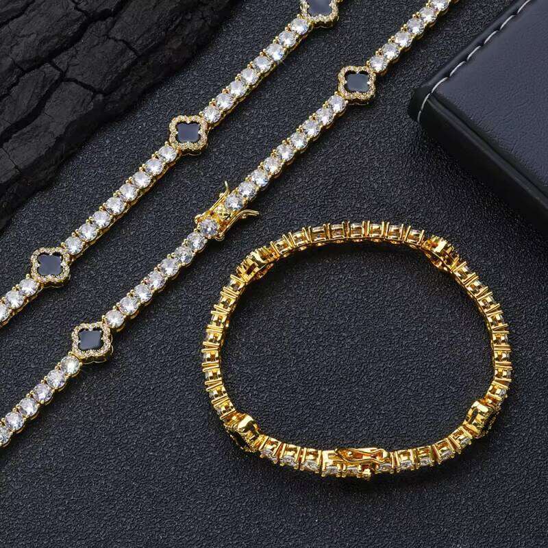 Lucky Clover VVS Moissanite Pendant Necklace Geometric Design Gold-Plated Chain Buckle Unisex Gift Creative