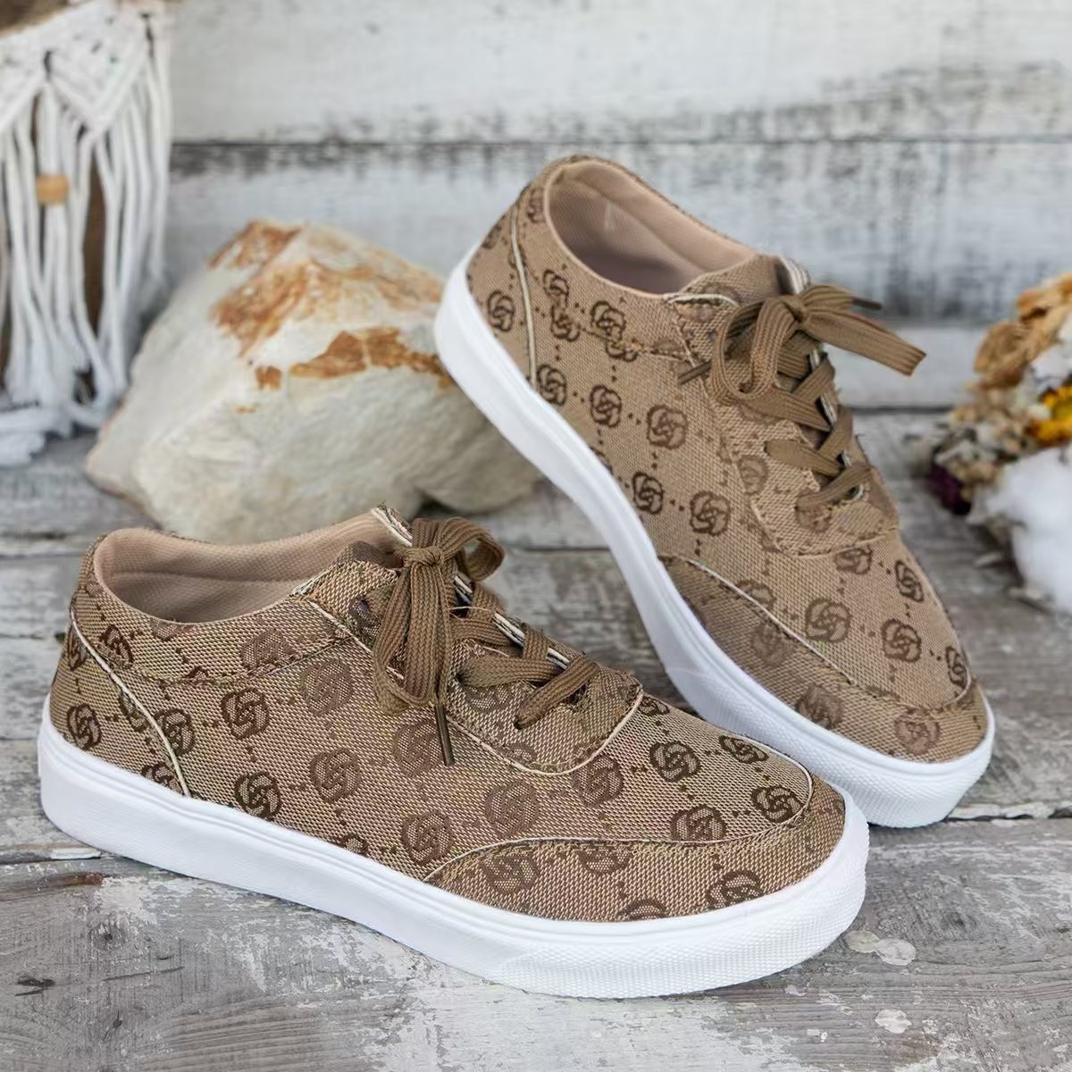 2026s Spring New Style Design Arrives Printed Lightweight Women's Casual Shoes Large Size 36-43 Fashionable Versatile Sports Shoes Free Shipping