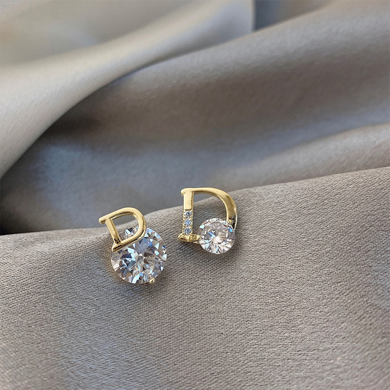 Luxury Brand Designer Jewelry Korean Minimalist Asymmetric D Letter Earrings Internet Celebrity Versatile Small Zircon Earrings Elegant Fashionable Li