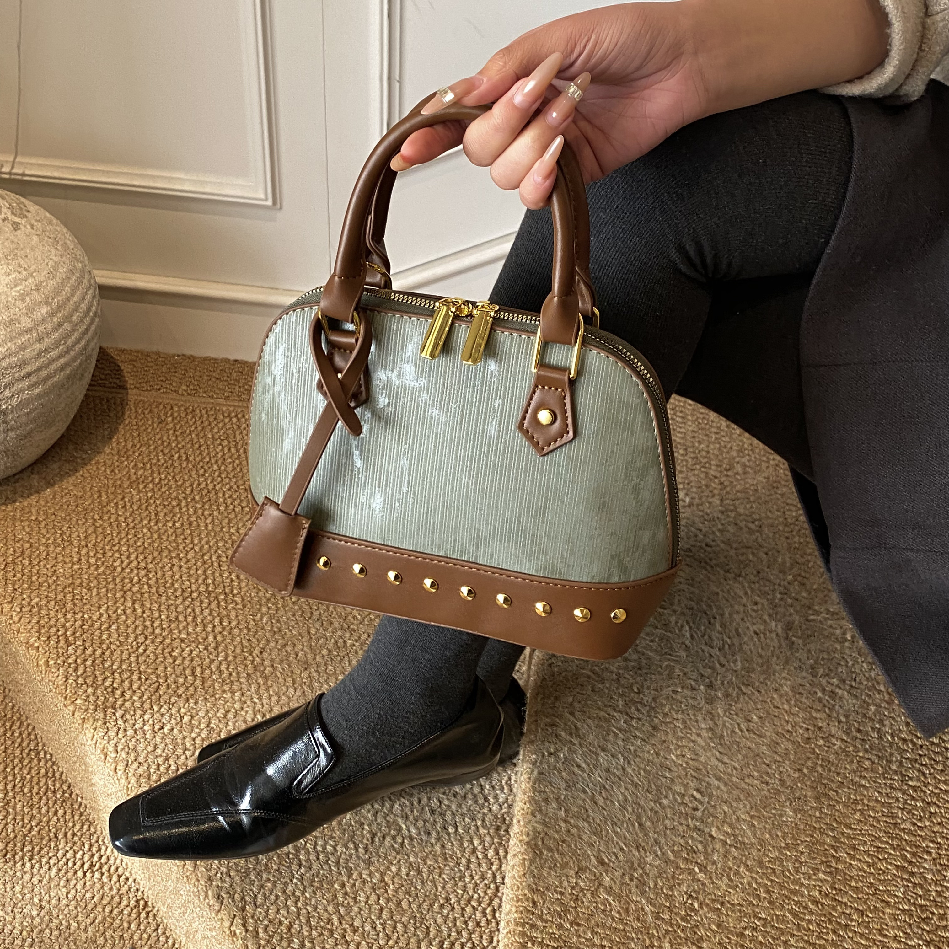 Chic Female Tote: High-Quality Material & Stylish Shoulder Carry