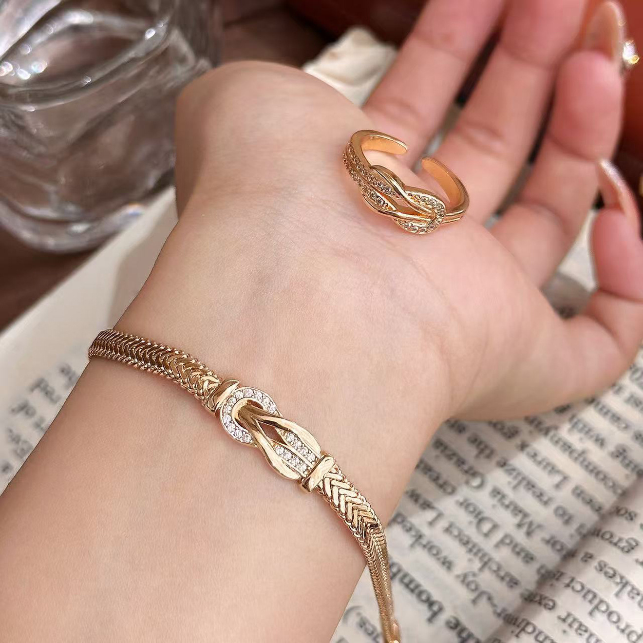 Luxury Brand Designer Jewelry Xiaohongshu Dropshipping Niche Simple Horseshoe Buckle Bracelet For Women French Elegant Classic Temperament Light Luxur
