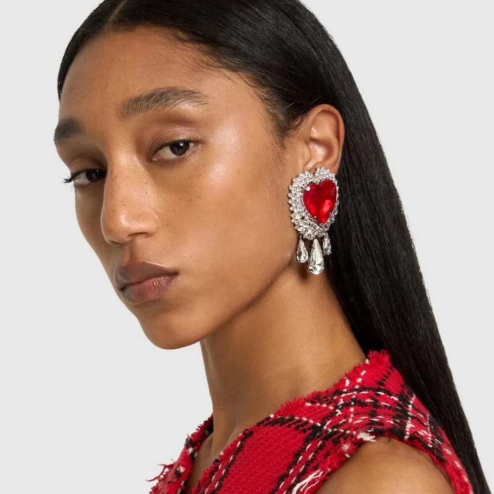 Fashion Red Heart Ear Clip Earrings Drop Pendant for Women 2025 Trend Rhinestone Dangle Earrings Elegant No Piercing Jewelry 251230