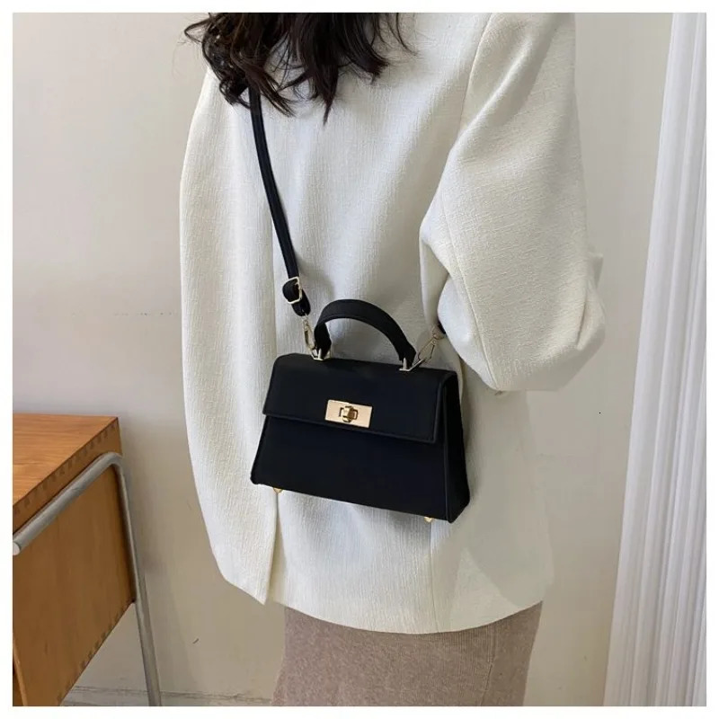 High-quality Handbag Bag Female 2026 Fashion Joker One-shoulder Crossbody Bag Retro Western Style Small Bag Handbags Bags 251231