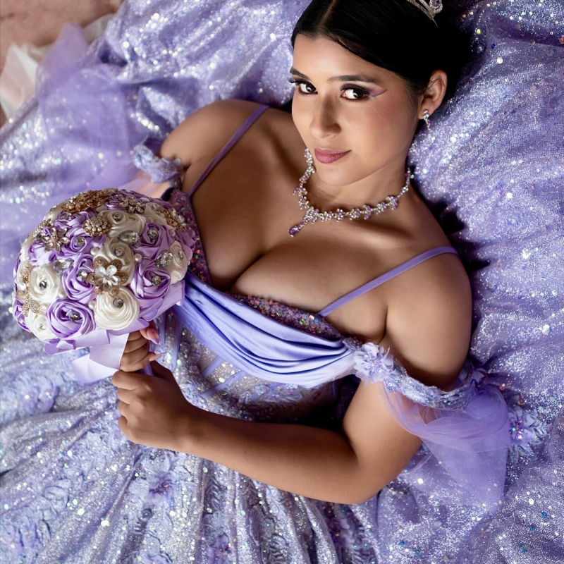 Lavender Shiny Quinceanera Dresses Off Shoulder Ball Gown Sweet 16 Dress Applique Lace Beading Crystal Bow Tull Birthday Party Vestidos 15 De Anos