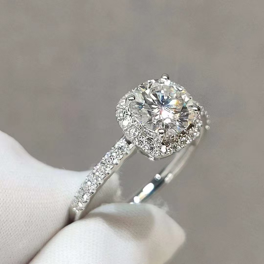 Luxury Brand Designer Jewelry Fat Dong Lai Same Style Sparkling Moissanite Small Sugar Cube Princess Cut Full Diamond Wedding Ring Light Luxury Elegan