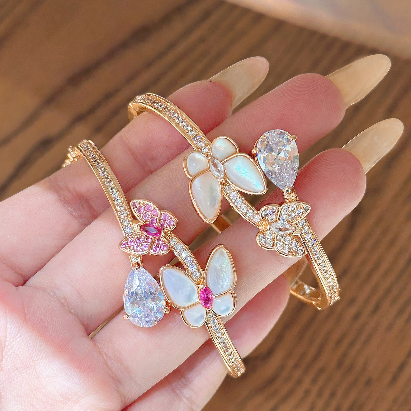 Luxury Brand Designer Jewelry French Style Light Luxury Mother-Of-Pearl Butterfly Bracelet For Women, Vintage High-End Exquisite Versatile Niche Perso