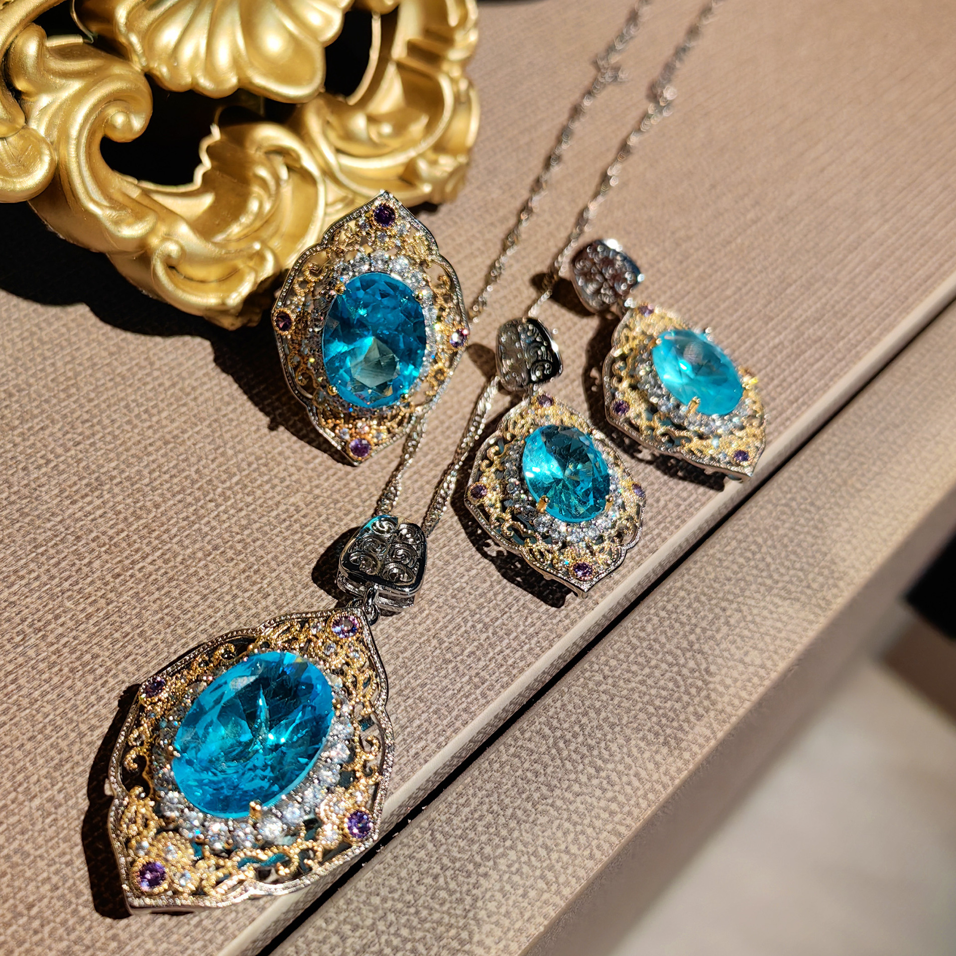 Luxury Brand Designer Jewelry Italian Court Style Two-Tone Gold Hollow Craft Inlaid Pink Diamond Pendant Royal Blue Earrings Gemstone Ring Set