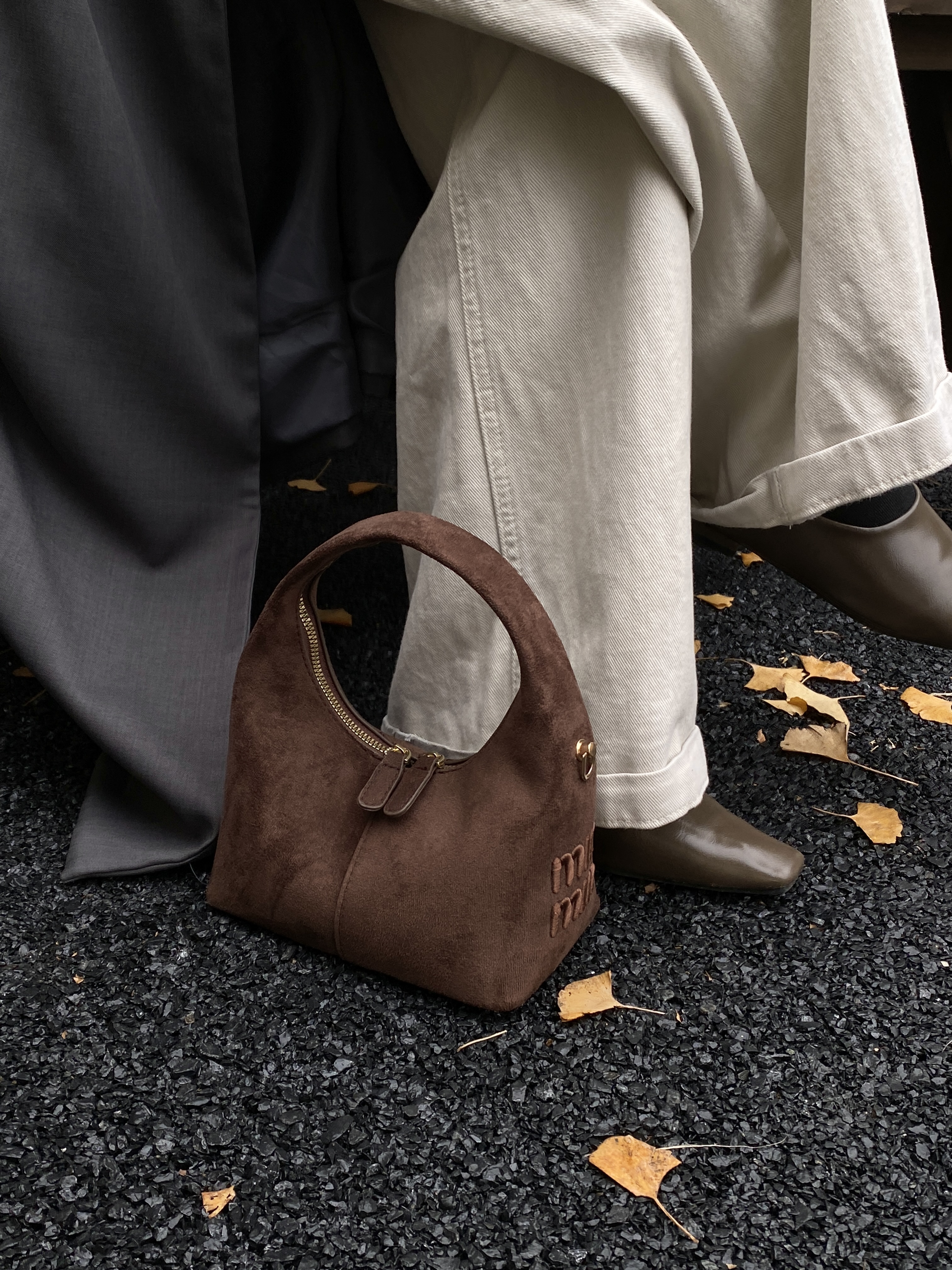 Stylish Ladys Shoulderpurse Featuring Robust Construction