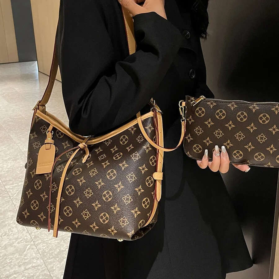 Single-shoulder armpit large capacity women's new temperament one-shoulder commuting crossbody printed tote trendy bag Niche design sense vintage