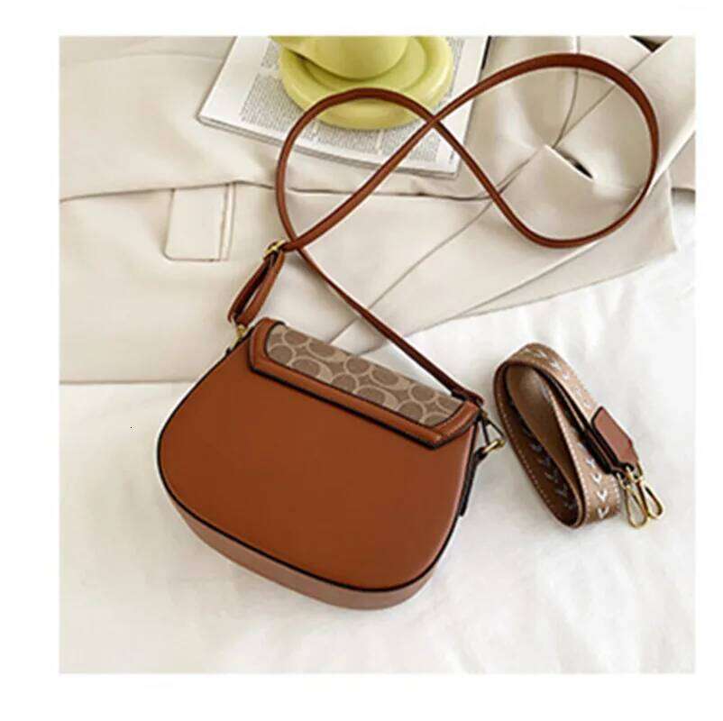 Women's Luxury Handbag 2026 New Fashion Retro Crossbody Korean Edition Western style Saddle Single Shoulder Bag Totes