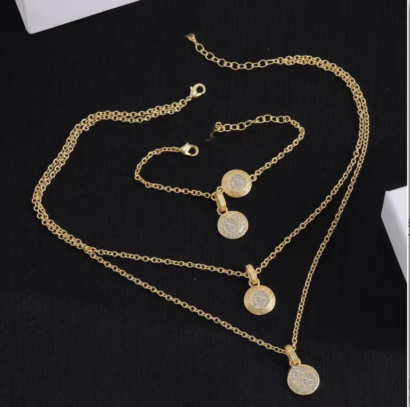 Queen's diamond studded circular pendant double-layer Layered necklace retro bracelet Jewelry Sets kkOI9
