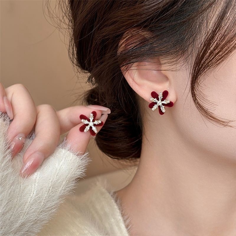 Silver needle red flocked zircon flower pearl earrings, autumn and winter vintage earrings, light luxury high-end niche earrings for women