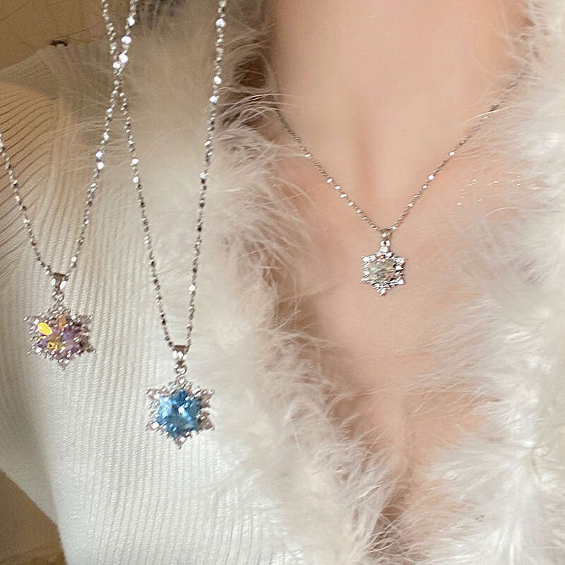 Sparkling Heart Exquisite Christmas Snowflake Ultra-Shiny Micro-Inlaid Necklace for Women Light Luxury Starry Sky Explosive Sparkle High-End Clavicle 