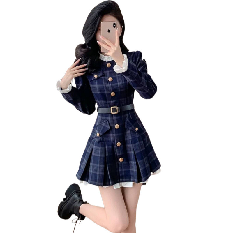 A Stylish And Elegant Long-sleeved Dress With A Fitted Waist And A Chic Golden Buckle Pattern, Designed With Vintage And High-end Elements.