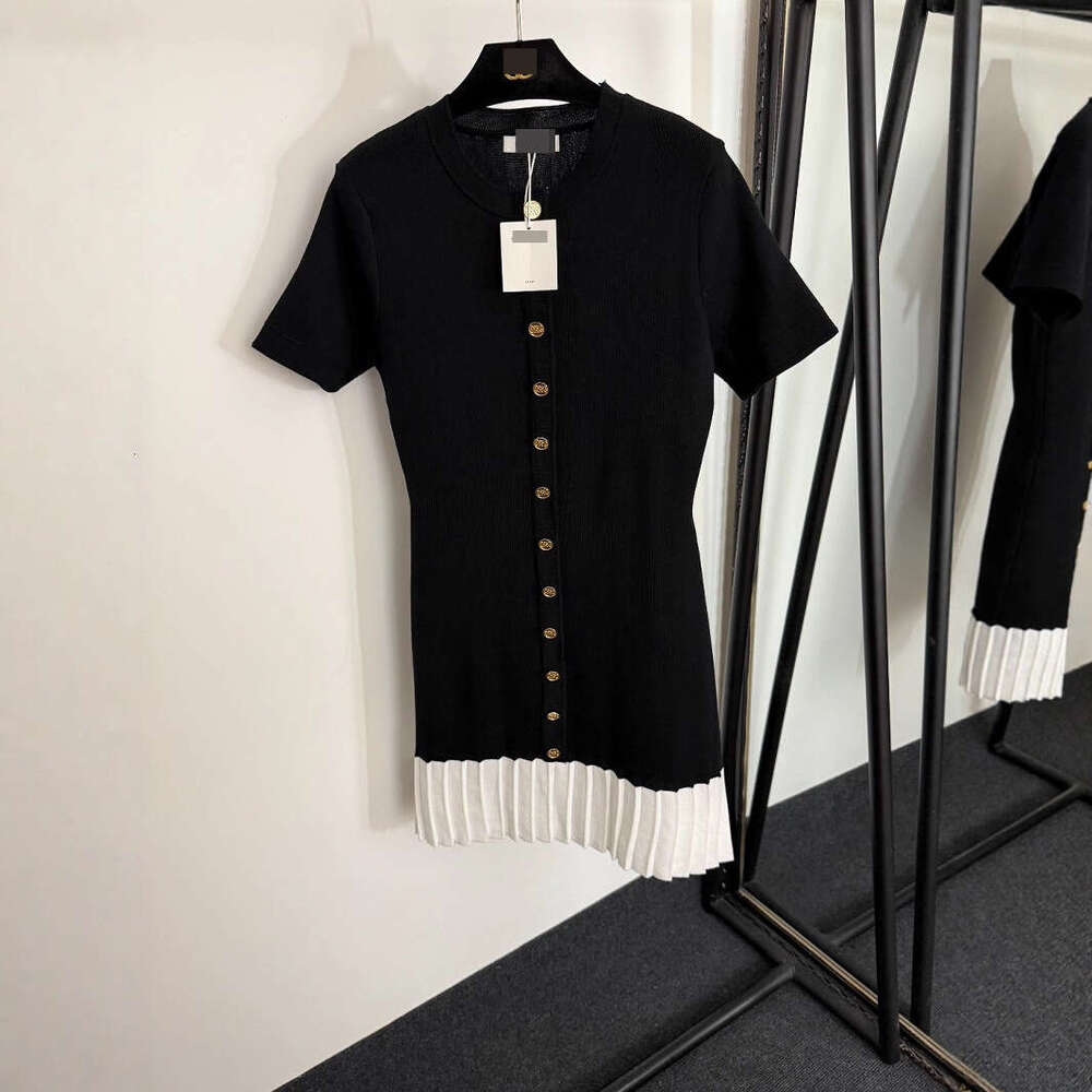 Designer 2025 High-End Elegant Lady French Style Black And White Contrast Round Neck Short Sleeve Single-Breasted Pleated Knitted Dress 765b