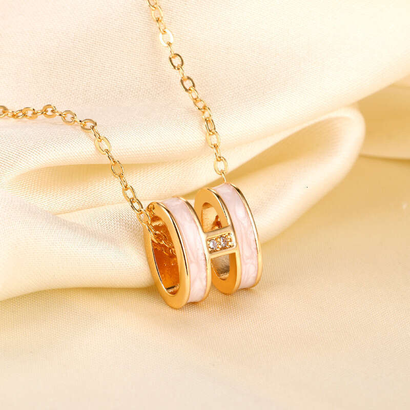 TikTok Gold-Plated Exquisite White Mother-of-Pearl H Necklace for Women, Niche Minimalist Style, Ins High-End Sense, Elegant Internet Celebrity Clavic