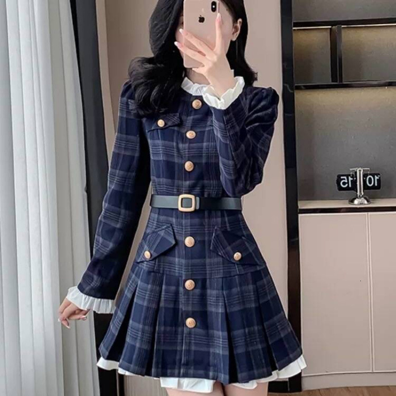 A Stylish And Elegant Long-sleeved Dress With A Fitted Waist And A Chic Golden Buckle Pattern, Designed With Vintage And High-end Elements.