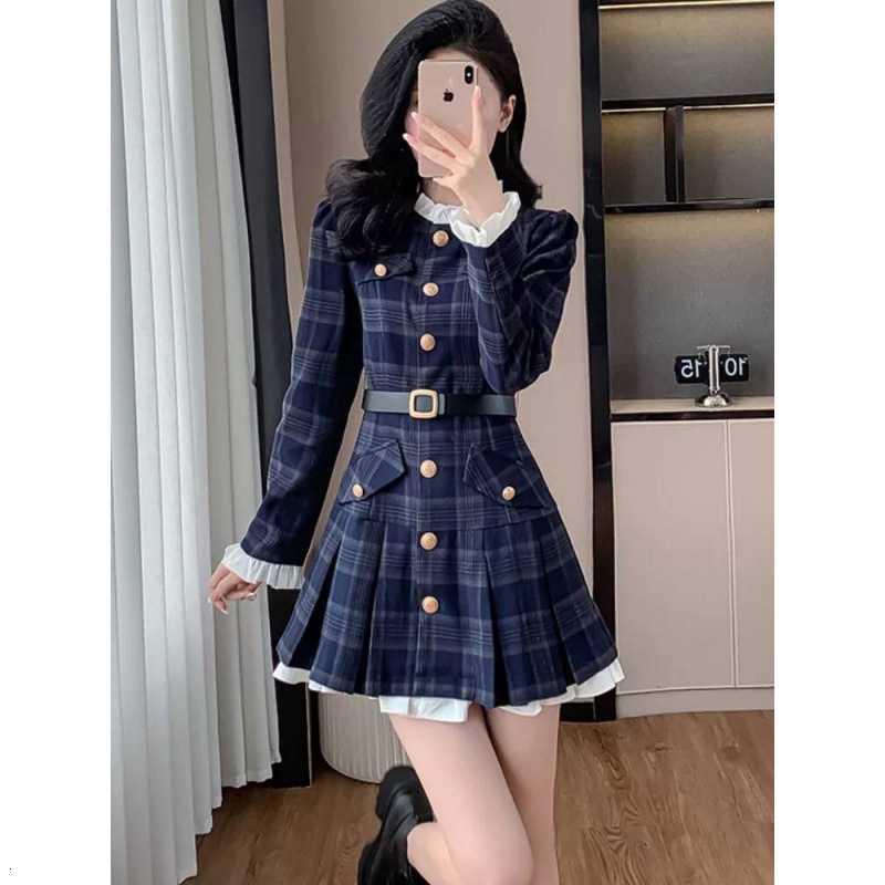 A Stylish And Elegant Long-sleeved Dress With A Fitted Waist And A Chic Golden Buckle Pattern, Designed With Vintage And High-end Elements.