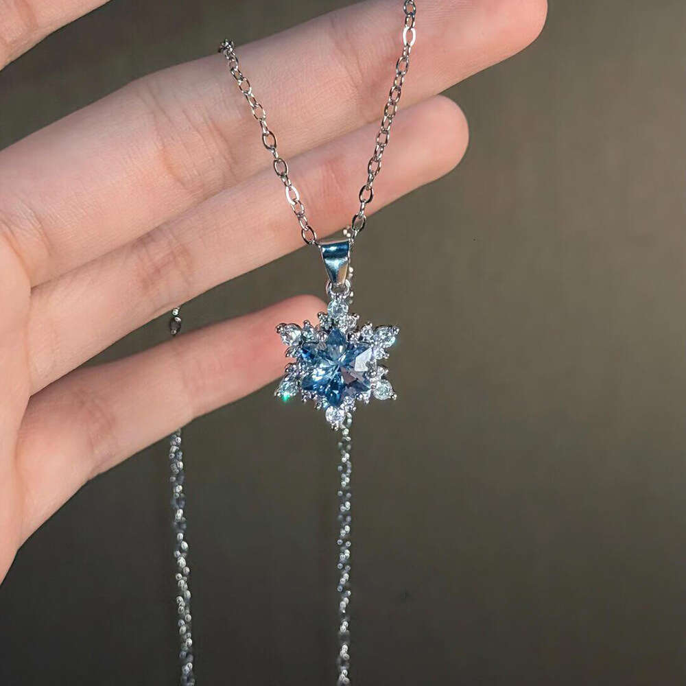 Sparkling Heart Exquisite Christmas Snowflake Ultra-Shiny Micro-Inlaid Necklace for Women Light Luxury Starry Sky Explosive Sparkle High-End Clavicle 